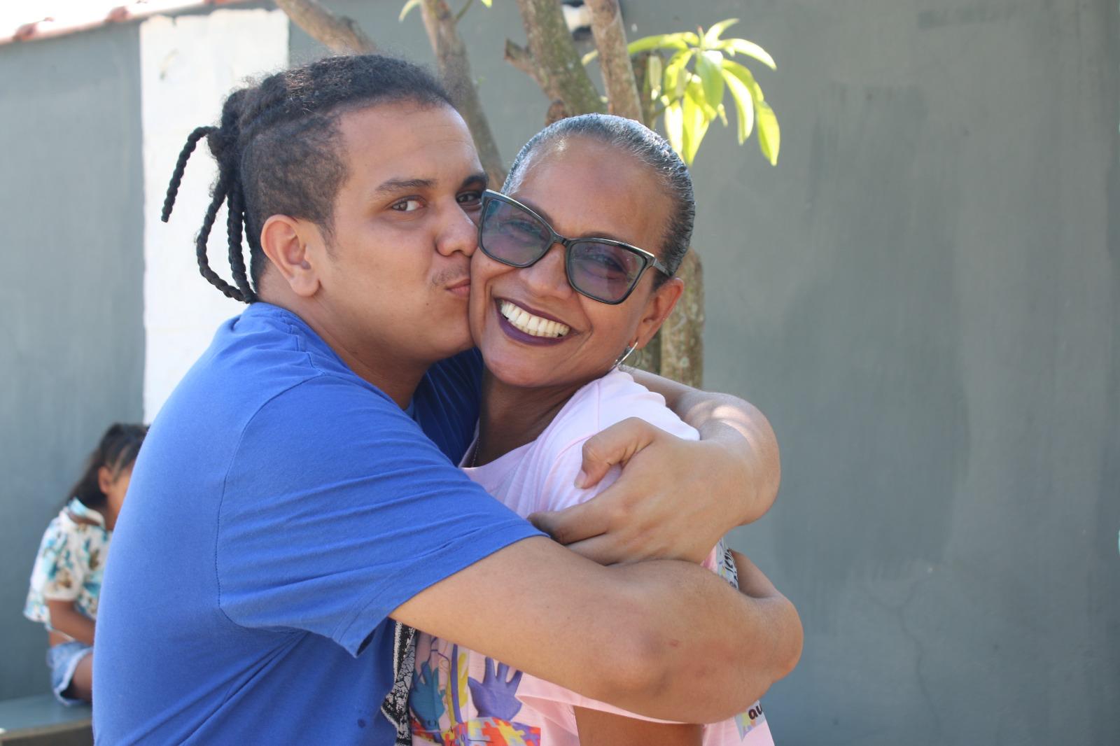 Mãe e filho compartilham um momento de carinho em uma atividade do CAFAA