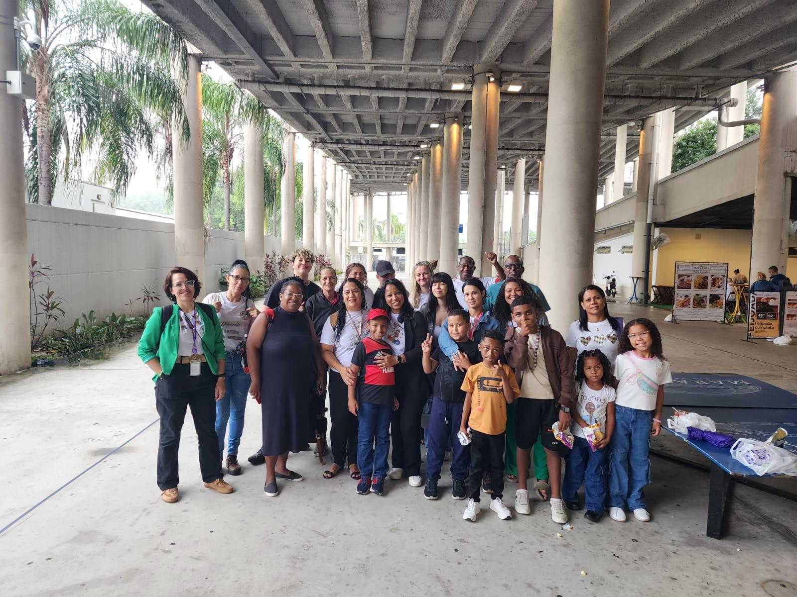 Famílias, crianças e integrantes do CAFAA reunidos em uma atividade comunitária
