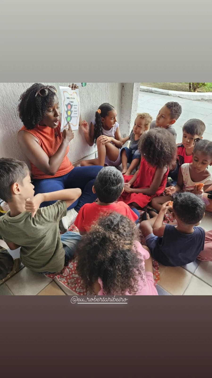 Crianças reunidas em uma atividade educativa