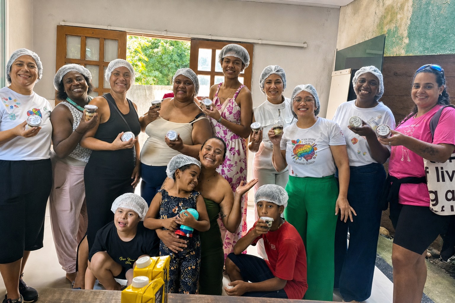 Famílias e participantes reunidos em atividade comunitária do CAFAA